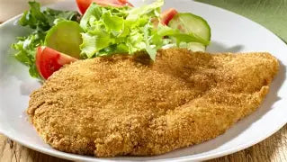 Milanesas de pollo cocinadas, doradas y crocantes - negocio de comida rentable